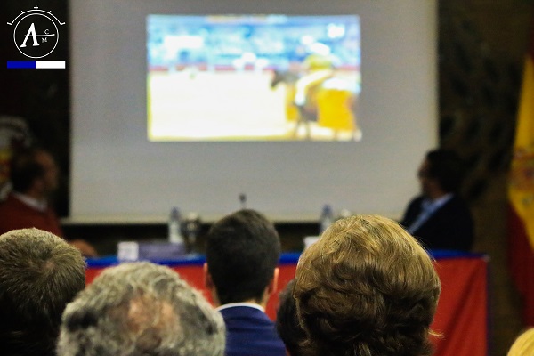 La Peña Taurina Alcalina celebró el pasado miércoles un didáctico Coloquio acerca de "La Suerte de Varas"