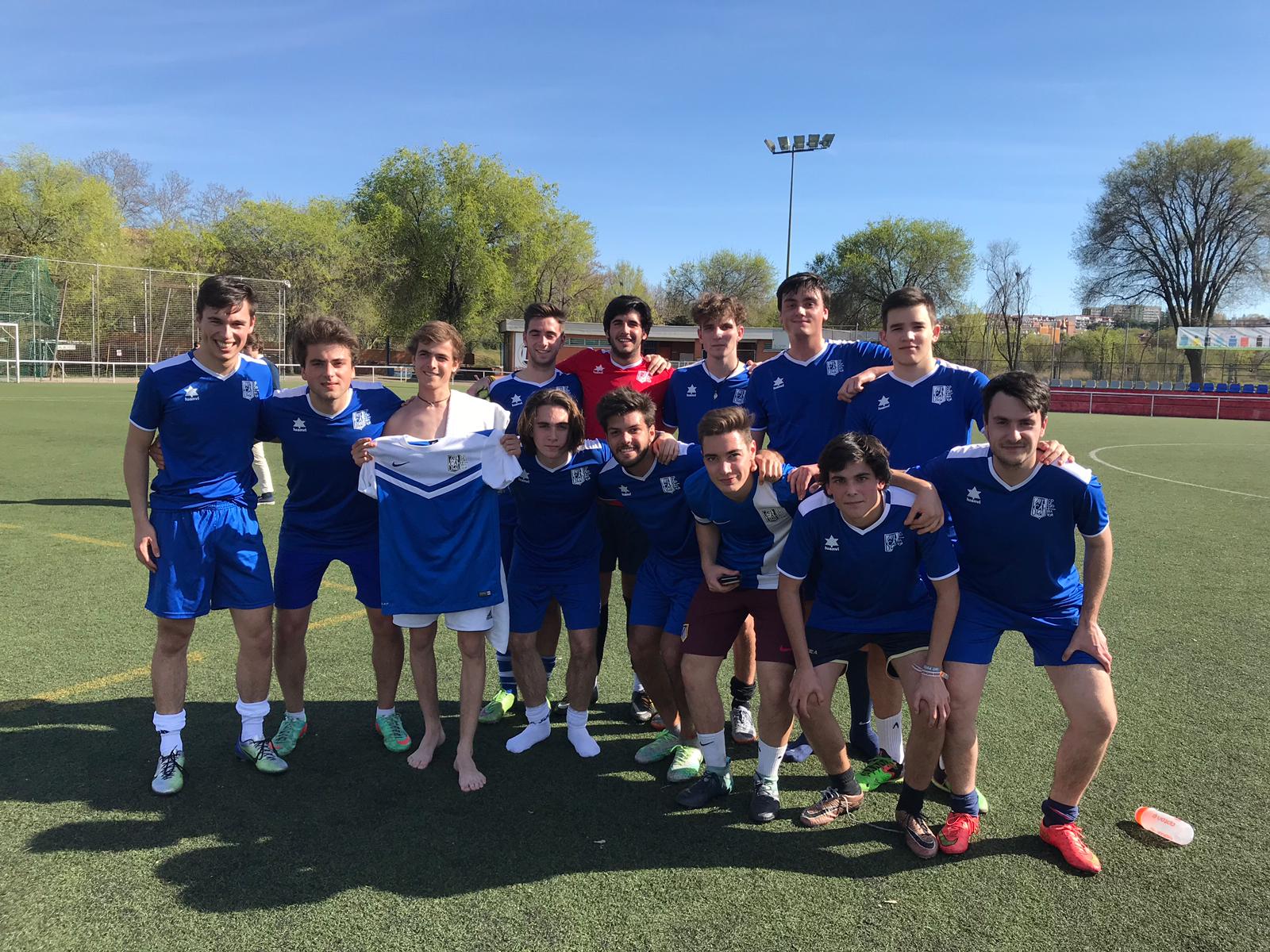 Nuestros chicos del equipo de Fútbol 11 que compiten en el torneo de la Asociación de Colegios Mayores de Madrid