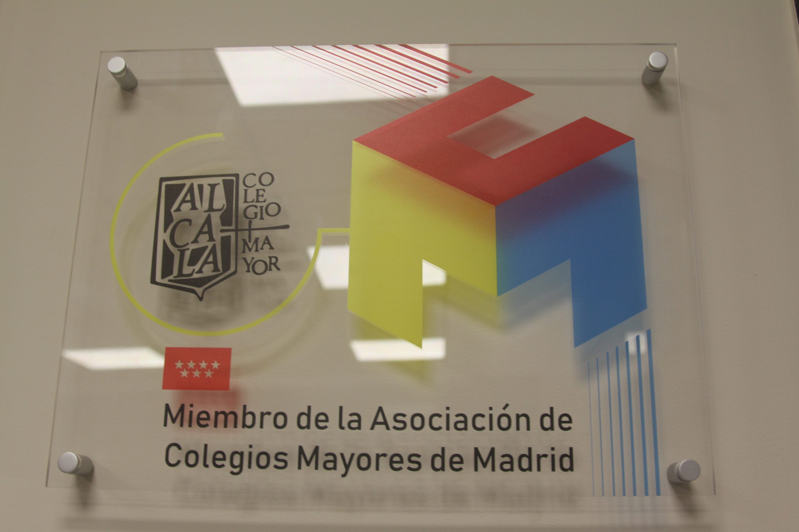 Placa acreditativa de la Asociación de Colegios Mayores de Madrid